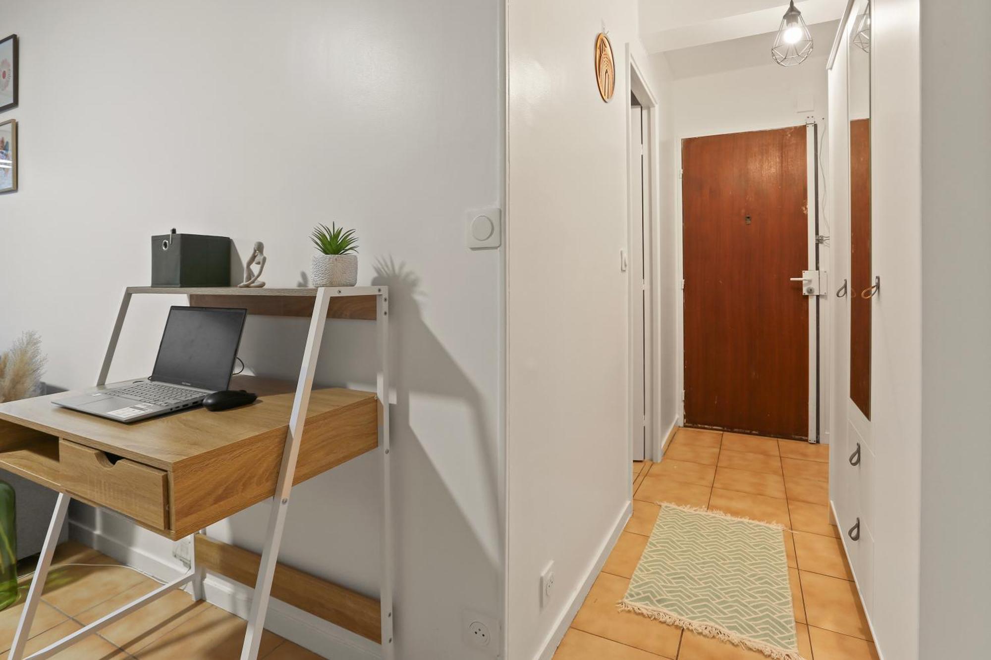 Appartement Parenthese Urbaine -1mn Metro - Paris - Wifi - Commerces - Balcon Vue Calme- Travail - Famille Maisons-Alfort